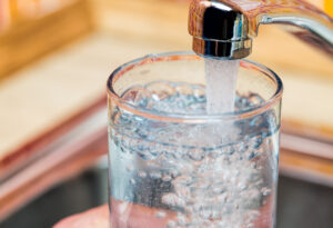 glas onder waterkraan